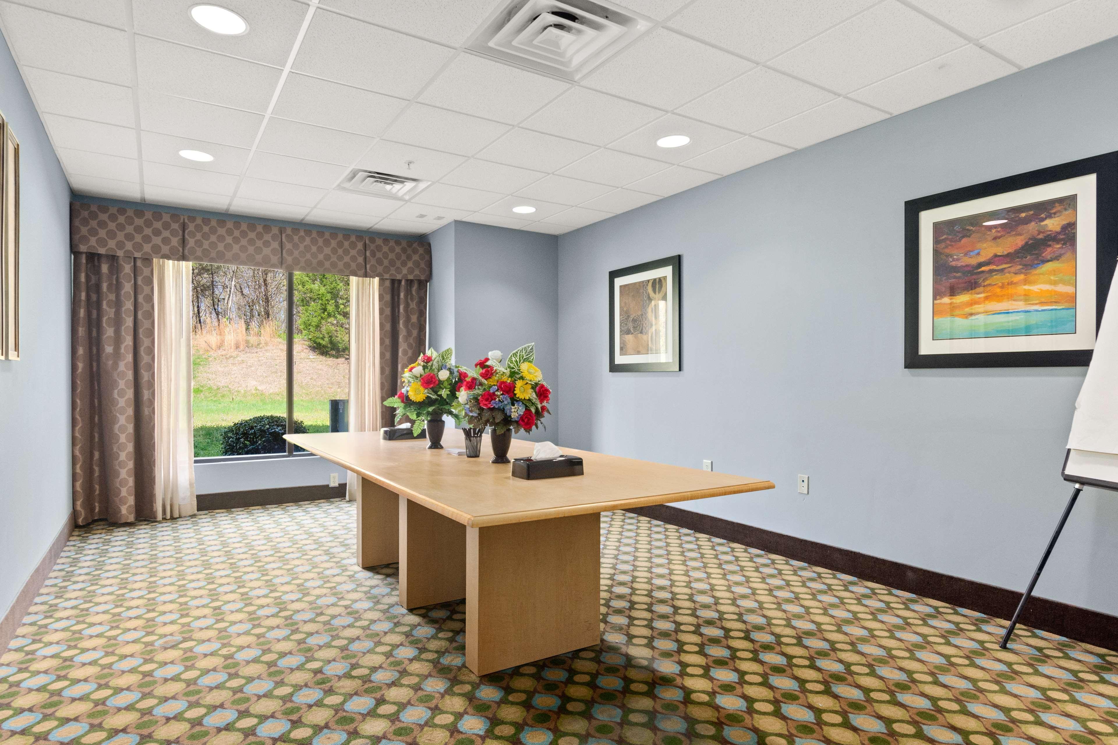 Hotel Surestay By Western Route 52 West 3*